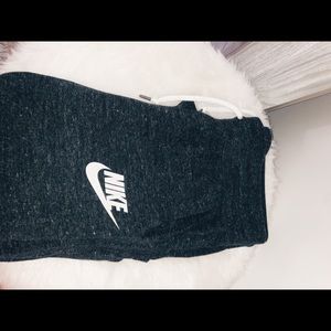 Cropped Nike Sweatpant Joggers